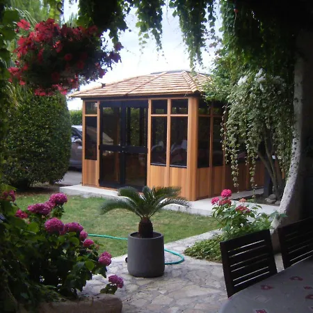 Au Clos Georges , Piscine Et *