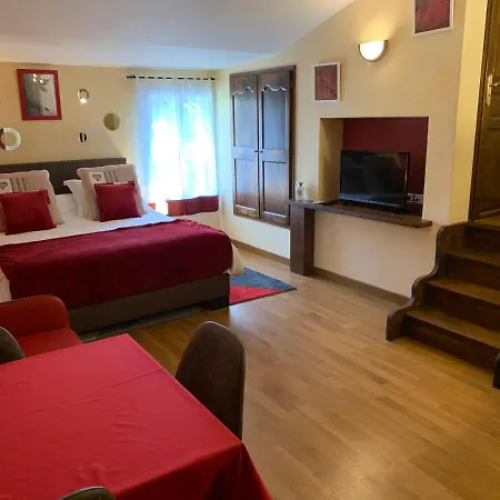 Au Clos Georges , Piscine Et *