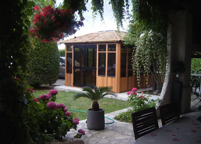 Au Clos Georges , Piscine Et *