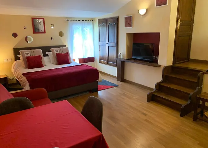 Au Clos Georges , Piscine Et *